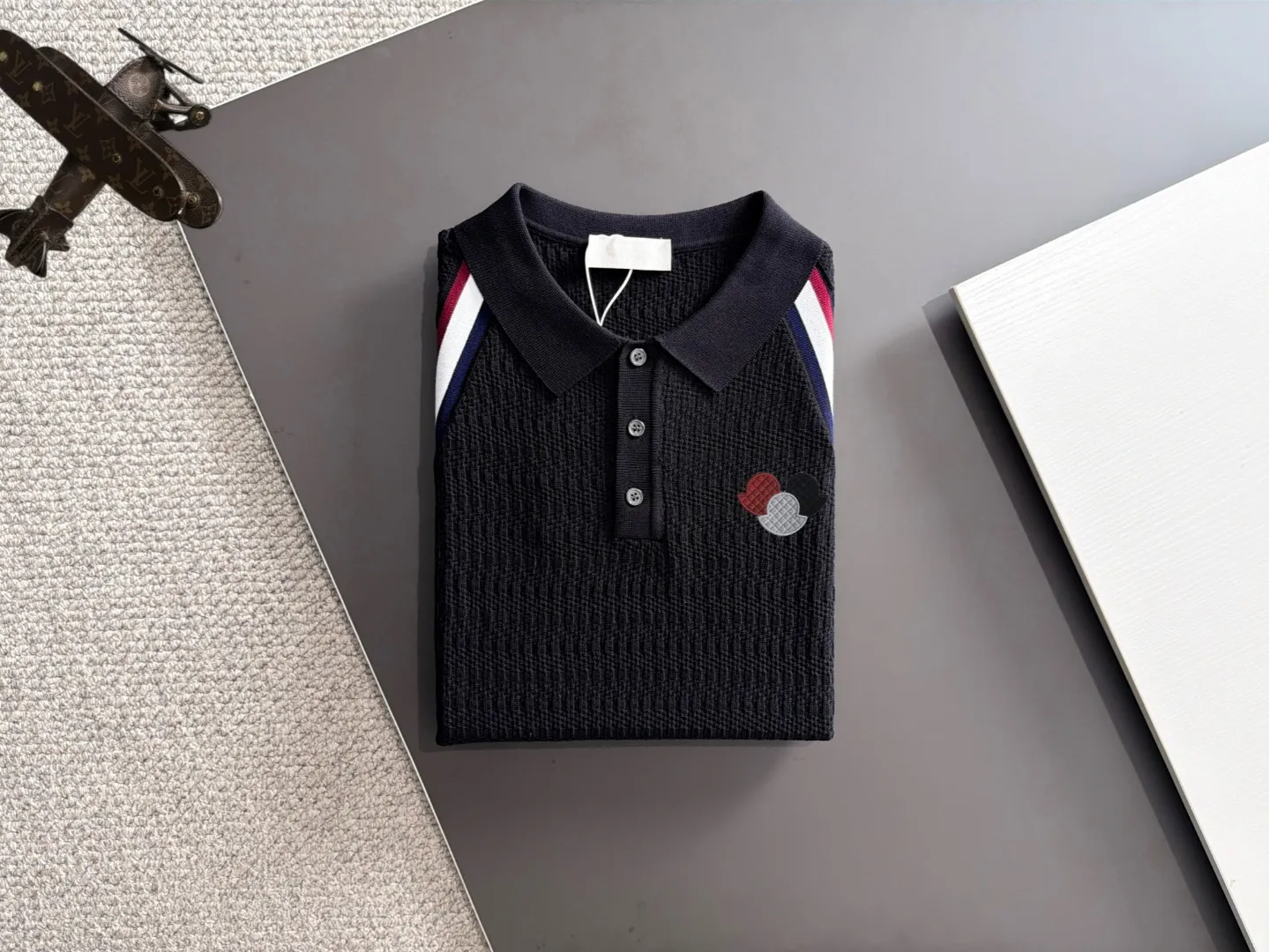 Next day delivery P165 High Quality Mouth Covered 2026 Summer New Arrival Men's Short Sleeve T-shirt Made of combed cotton yarn knitted cotton fabric, pure cotton high weight special yarn, it feels full of weight when weighed, and the upper body is more textured than ordinary T-shirts. This texture can cope with the weather easily and is suitable for both hot and cold! The pattern on the chest adopts three-dimensional embroidery technology, and is perfectly produced stitch by stitch with reference to the original version! Loose fit design, looks noble. Size: M to XXXL